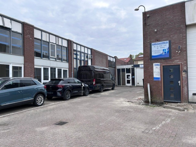 Entree en parkeerruimte voor de kantoren