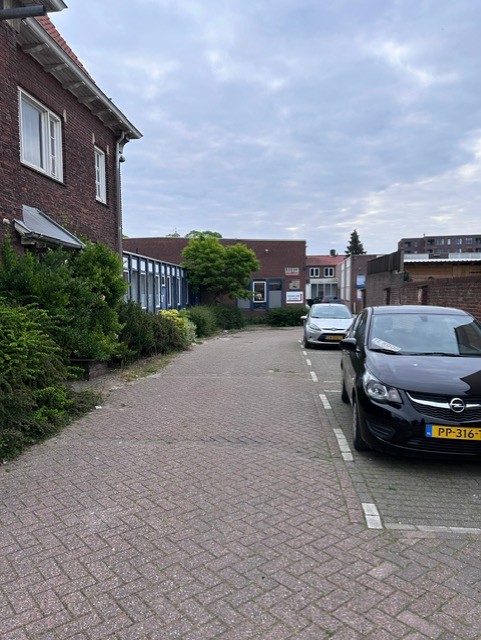 Straatzijde met zicht op het pand