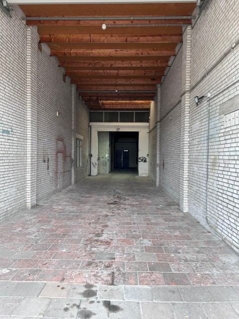 Binnenkant van de loods met houten dakconstructie