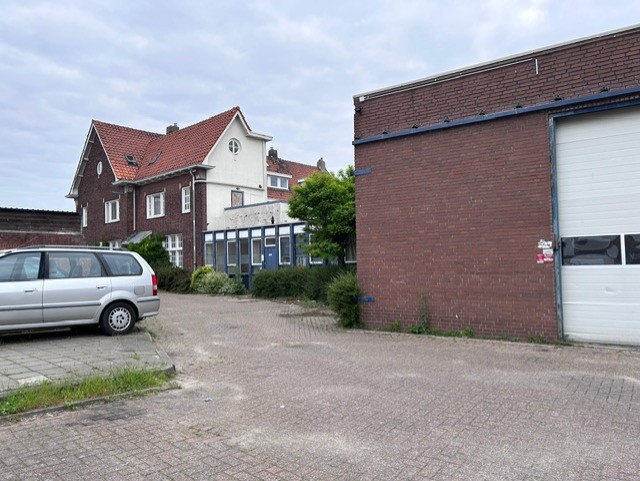 Zijkant van het pand richting de straatzijde