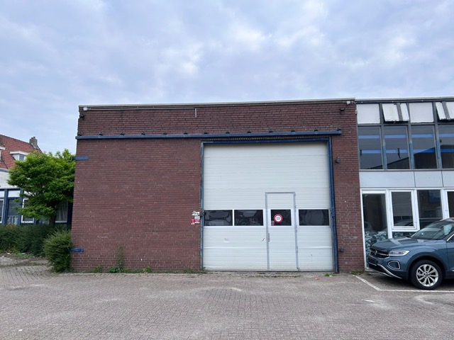 Voorzijde van het pand met loodsdeur