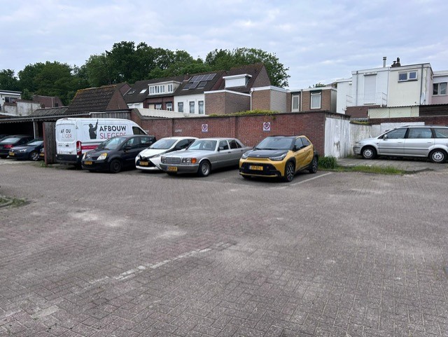Ruime parkeerplaats voor het pand
