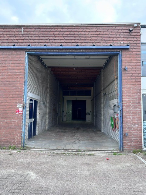 Ingang van de loods